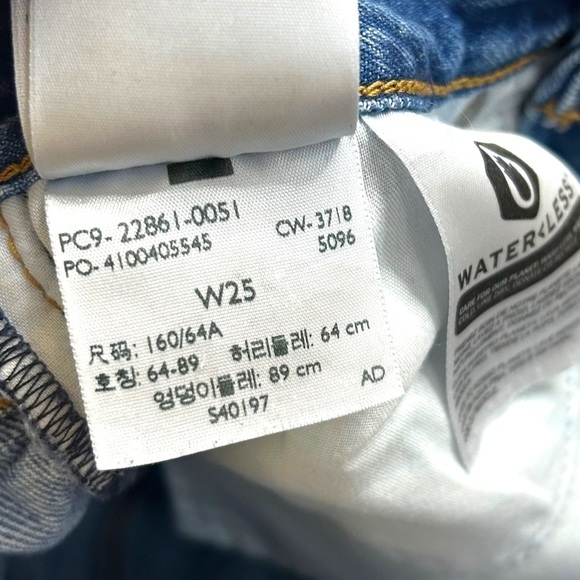 Levi's Wedgie Fit Women's Cut Off Ankle Jeans - Picture 10 of 15